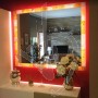 specchio-decorativo-con-cornice-in-vetro-di-murano-e-illuminazione-opzionale-su-misura