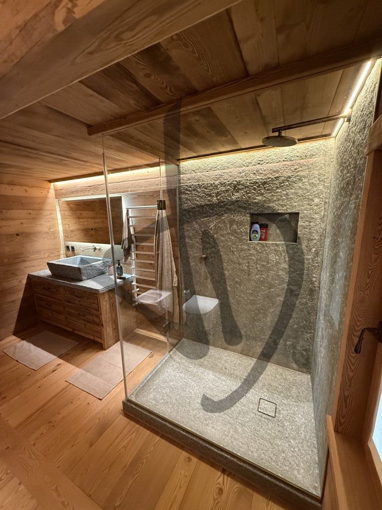 Box doccia angolare su misura ambiente casa di montagna legno 4 - Angolare
