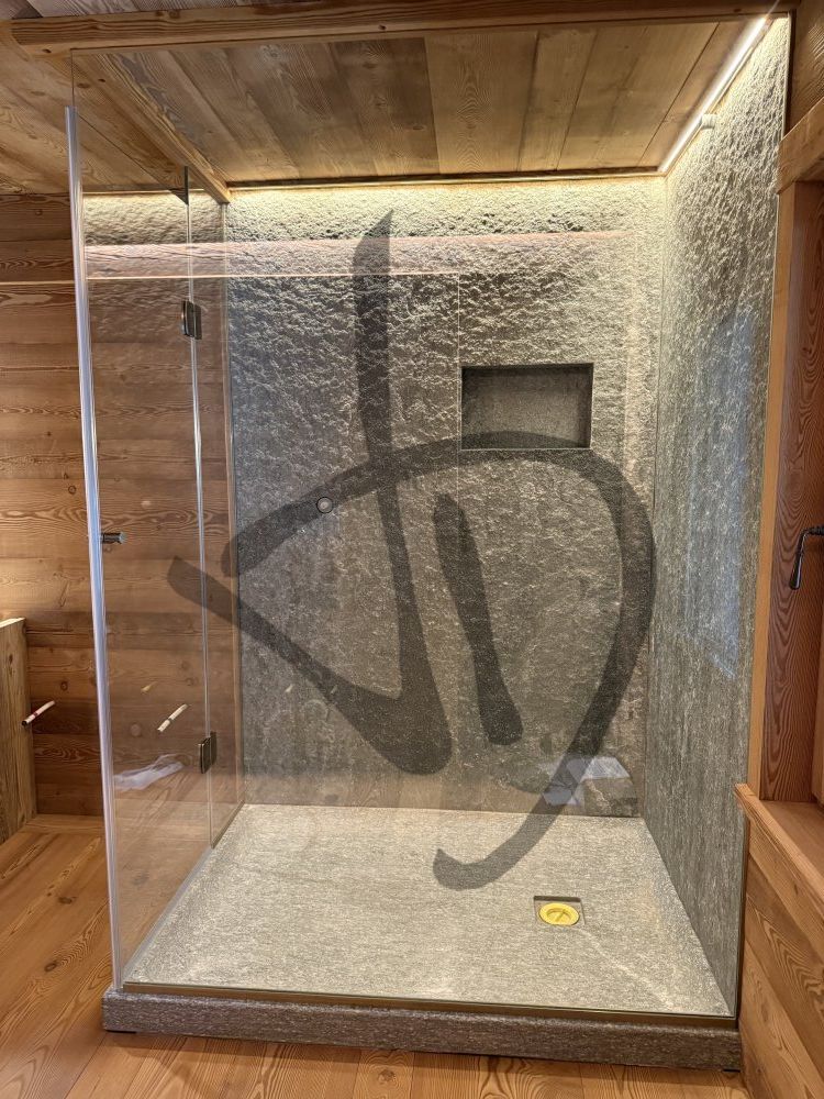 Box doccia angolare su misura ambiente casa di montagna legno 5 - Angolare