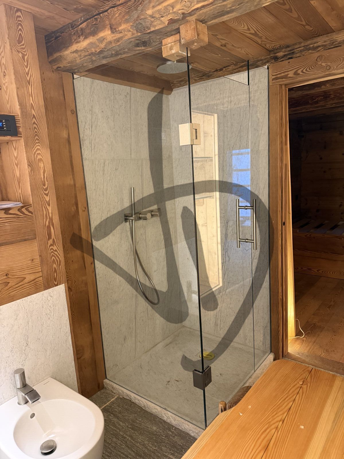 Box doccia angolare su misura ambiente casa di montagna legno e sasso bianco moderno 1 - Angolare