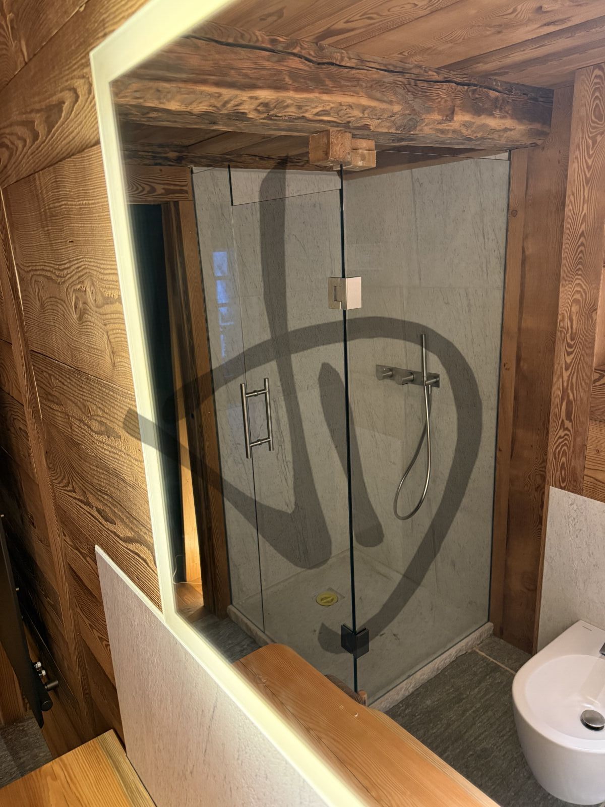 Box doccia angolare su misura ambiente casa di montagna legno e sasso bianco moderno 2  - Angolare