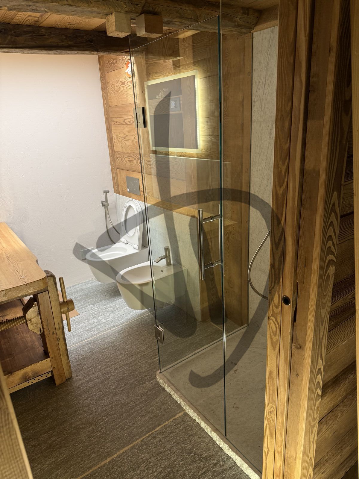 Box doccia angolare su misura ambiente casa di montagna legno e sasso bianco moderno 3 - Angolare