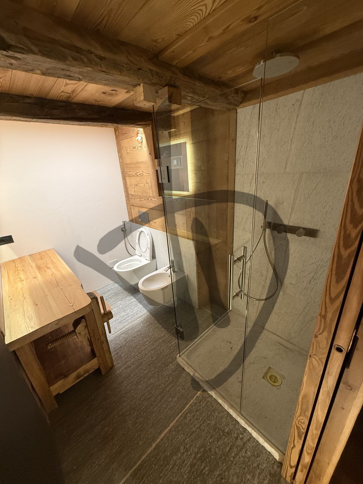 Box doccia angolare su misura ambiente casa di montagna legno e sasso bianco moderno 4 - Angolare
