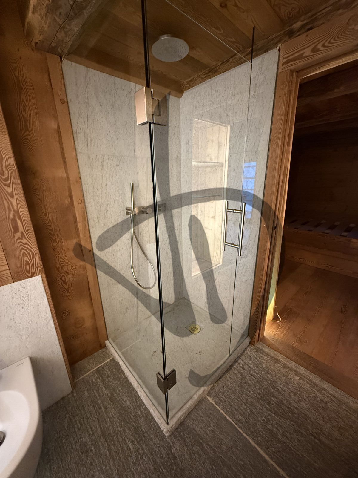 Box doccia angolare su misura ambiente casa di montagna legno e sasso bianco moderno  - Angolare