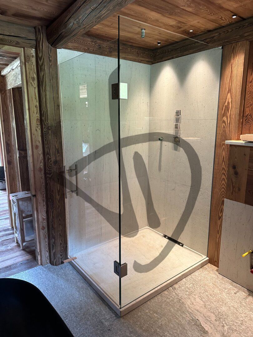 Box doccia angolare su misura ambiente casa di montagna legno e sasso moderno 10 - Angolare