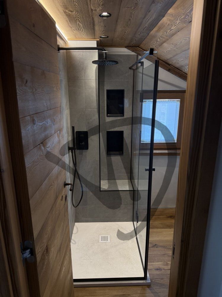 Box doccia angolare su misura con finiture nere ambiente moderno 1 - Angolare