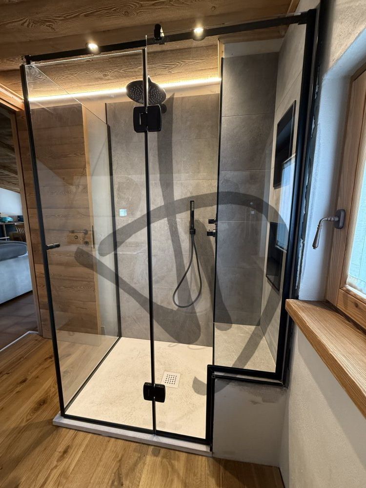 Box doccia angolare su misura con finiture nere ambiente moderno 2 - Angolare