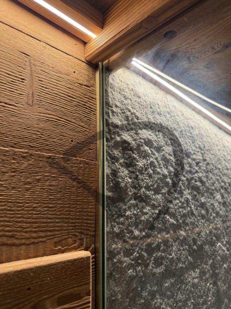 Dettaglio canalina e siliconatura box doccia su misura - Angolare