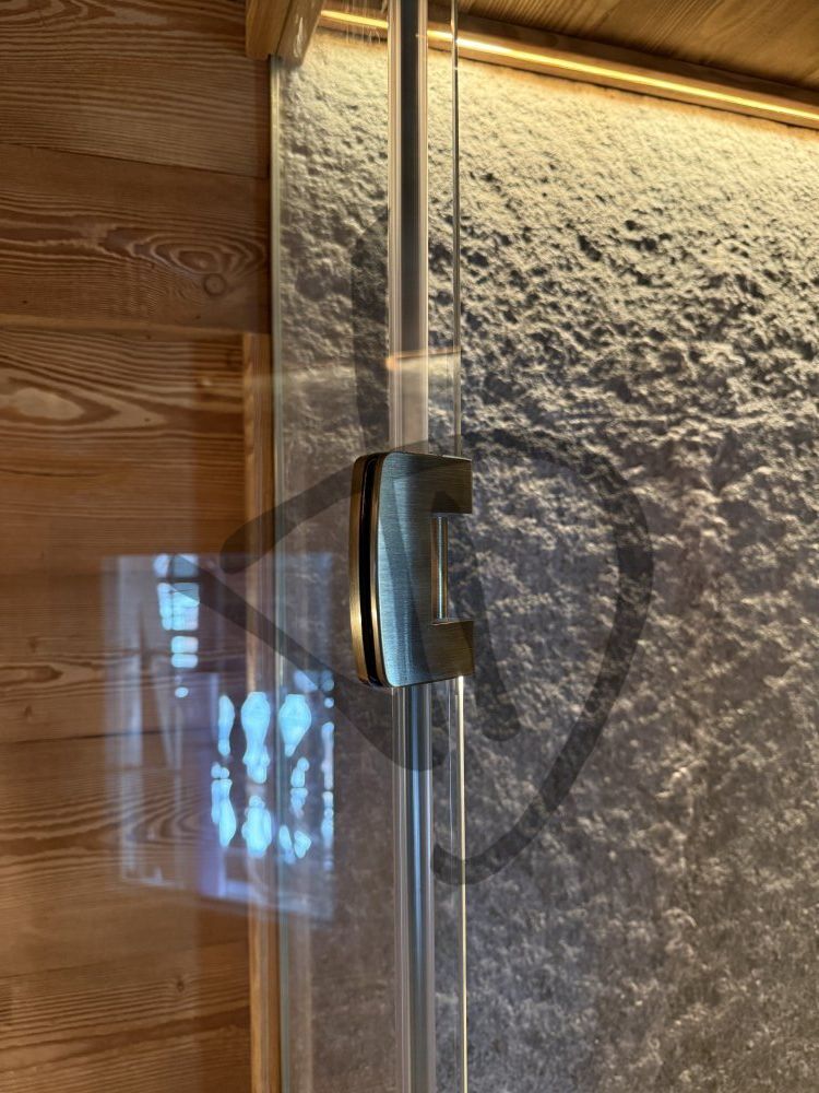 Dettaglio cerniera box doccia angolare su misura - Angolare