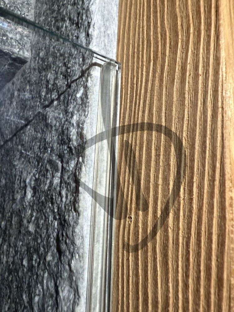 Dettaglio guarnizione incollata a vetro e battuta su sasso - Angolare