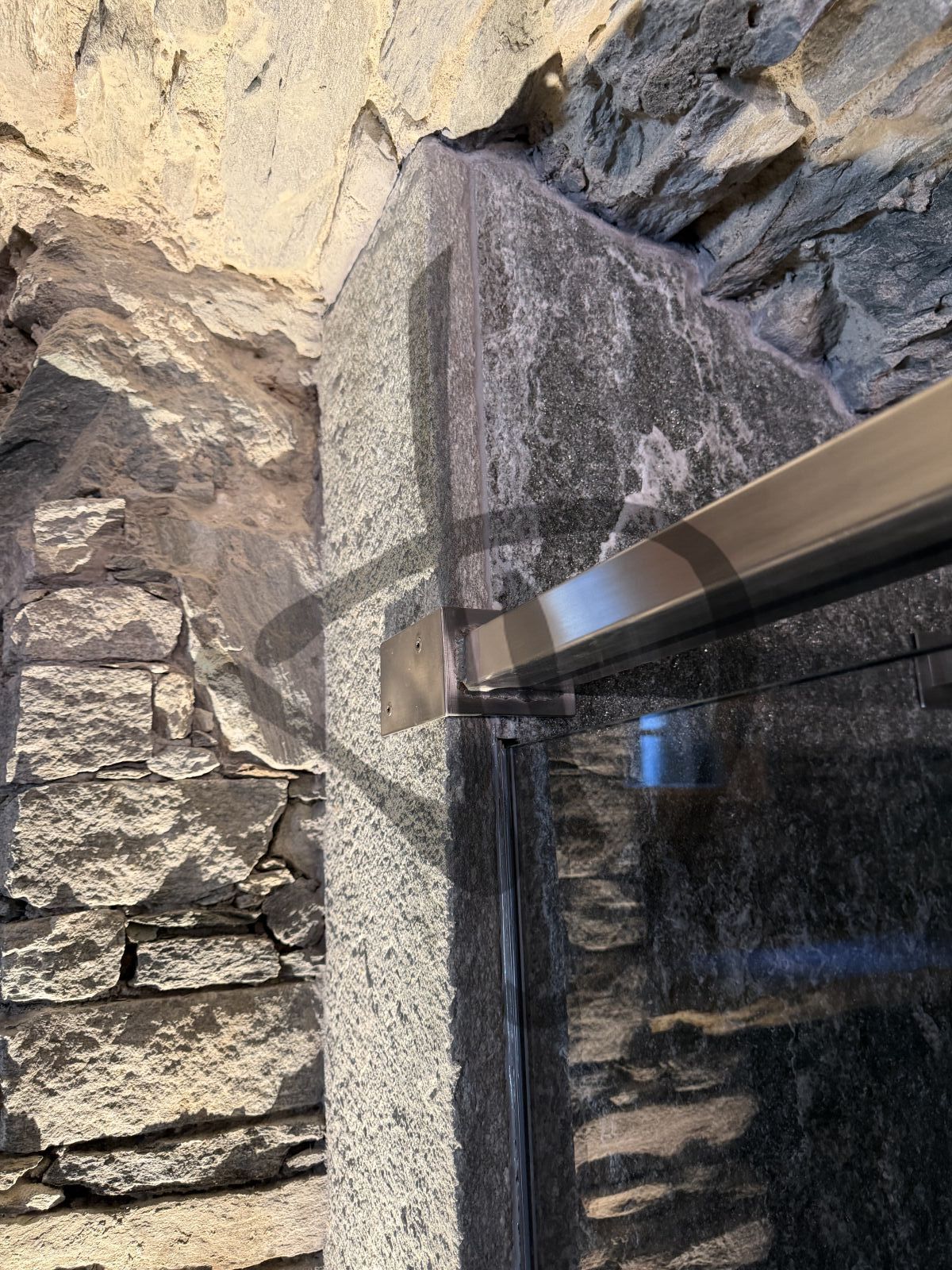 Dettaglio barra stabilizzatrice inox grezza per vetro fisso doccia - Fisso