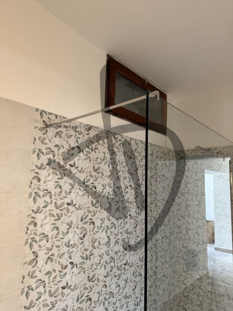 Dettaglio barra stabilizzatrice vetro fisso doccia su misura - Fisso