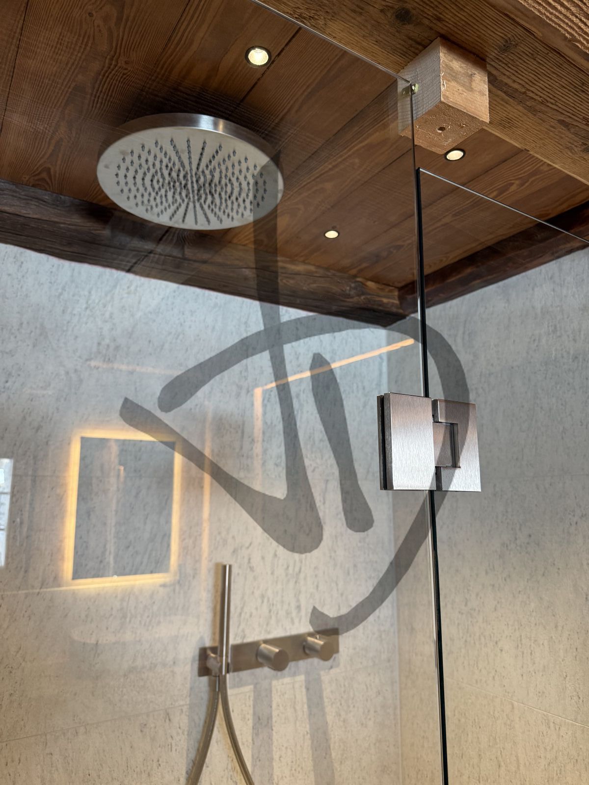 Box doccia angolare su misura ambiente casa di montagna legno e sasso bianco moderno  5 - Lineare