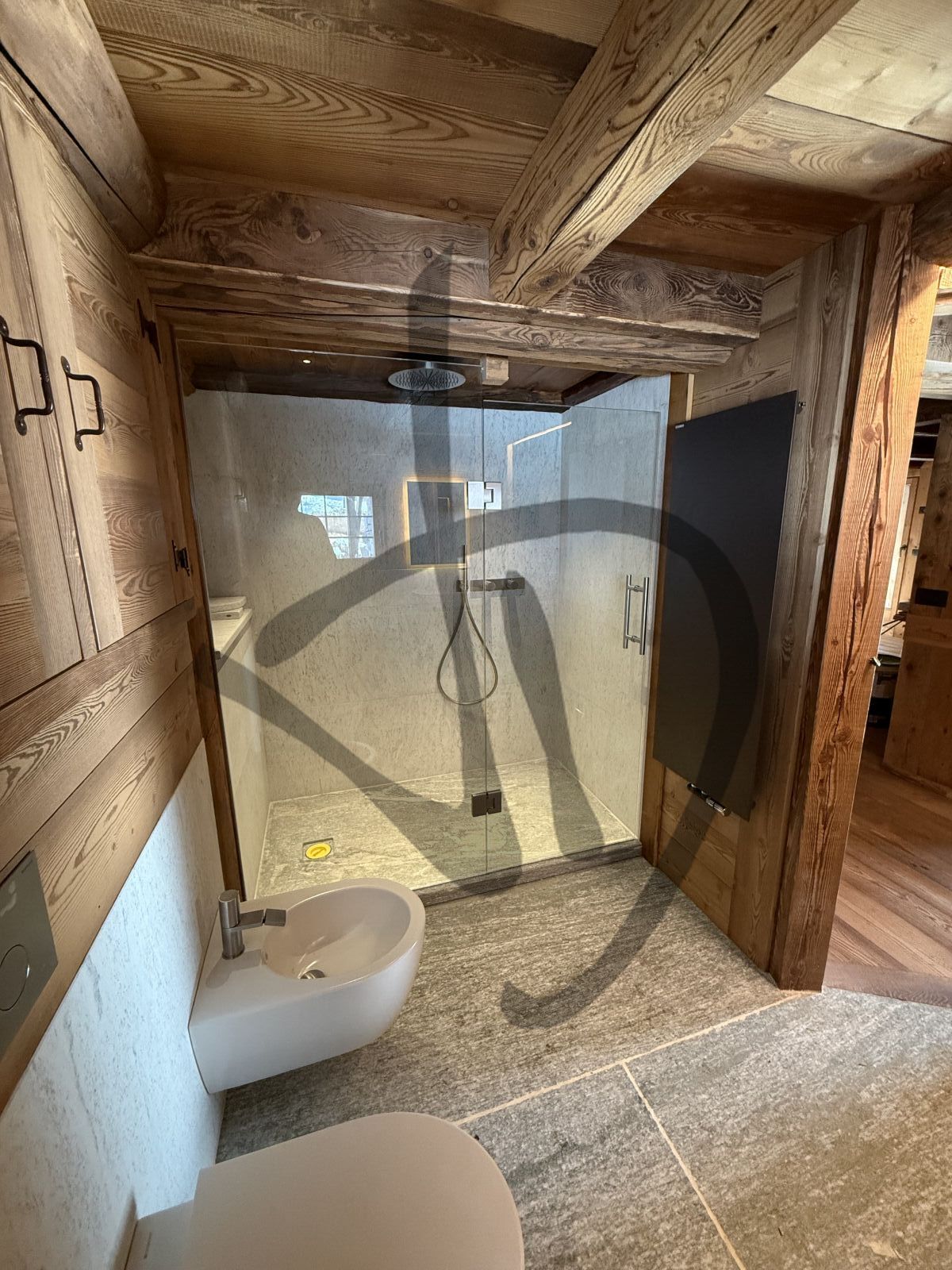 Box doccia lineare su misura ambiente casa di montagna legno moderno e marmo bianco - Lineare
