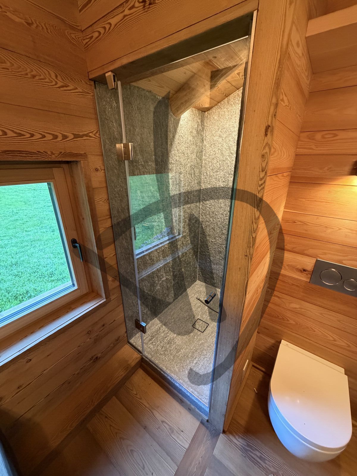 Box doccia lineare su misura ambiente casa di montagna legno moderno e roccia naturale 2 - Lineare