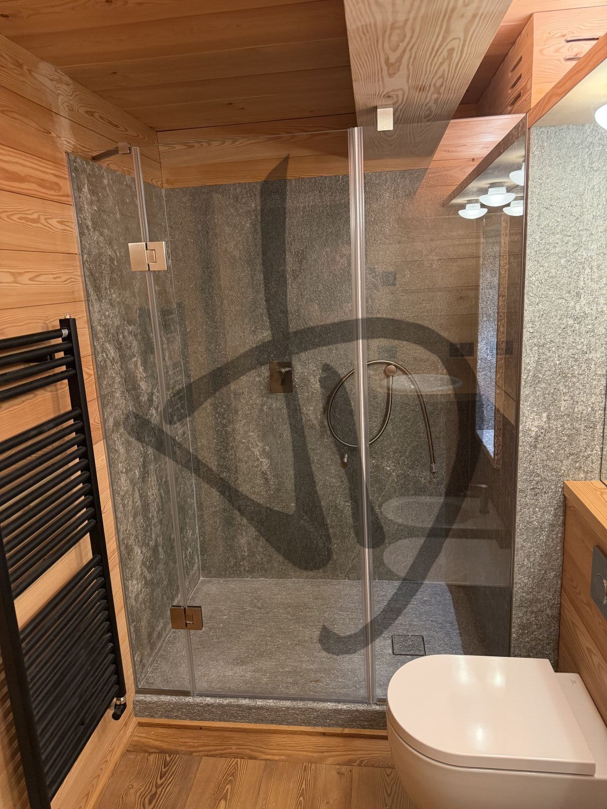 Box doccia lineare su misura ambiente casa di montagna legno moderno e roccia naturale  3 - Lineare