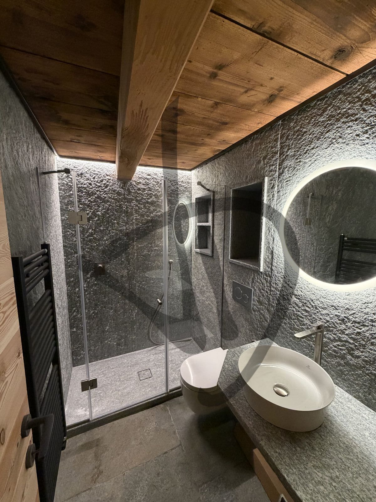 Box doccia lineare su misura ambiente casa di montagna legno moderno e roccia naturale 4 - Lineare