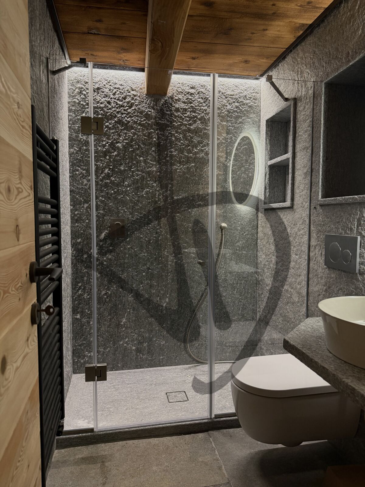 Box doccia lineare su misura ambiente casa di montagna legno moderno e roccia naturale  6 - Lineare
