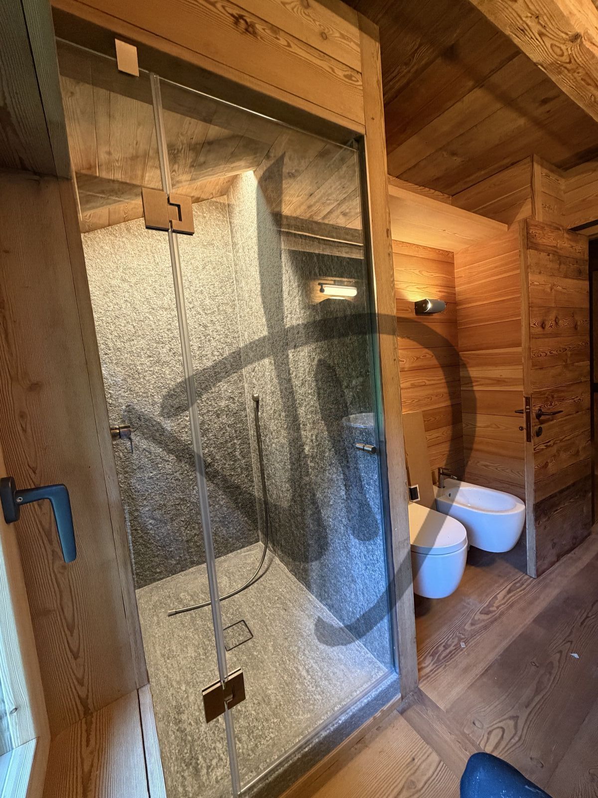 Box doccia lineare su misura ambiente casa di montagna legno moderno e roccia naturale  - Lineare