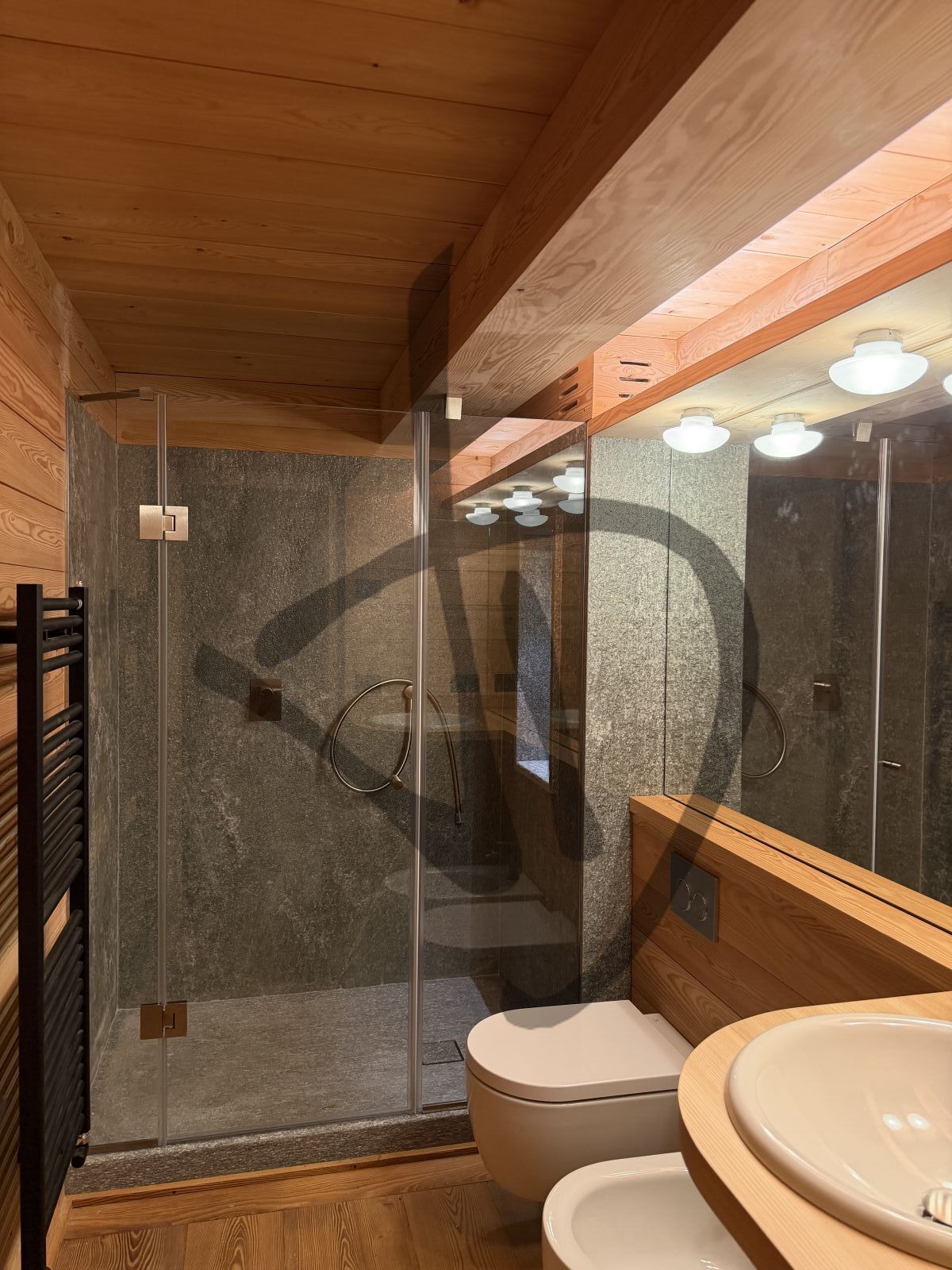 IMG_4527Box doccia lineare su misura ambiente casa di montagna legno moderno e roccia naturale  4 - Lineare