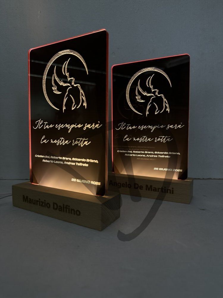 Lampade in acrilico plexiglass decorato con dedica con piedistallo in legno personalizzato 1 - Lampade in acrilico plexiglass decorato con piedistallo in legno personalizzato