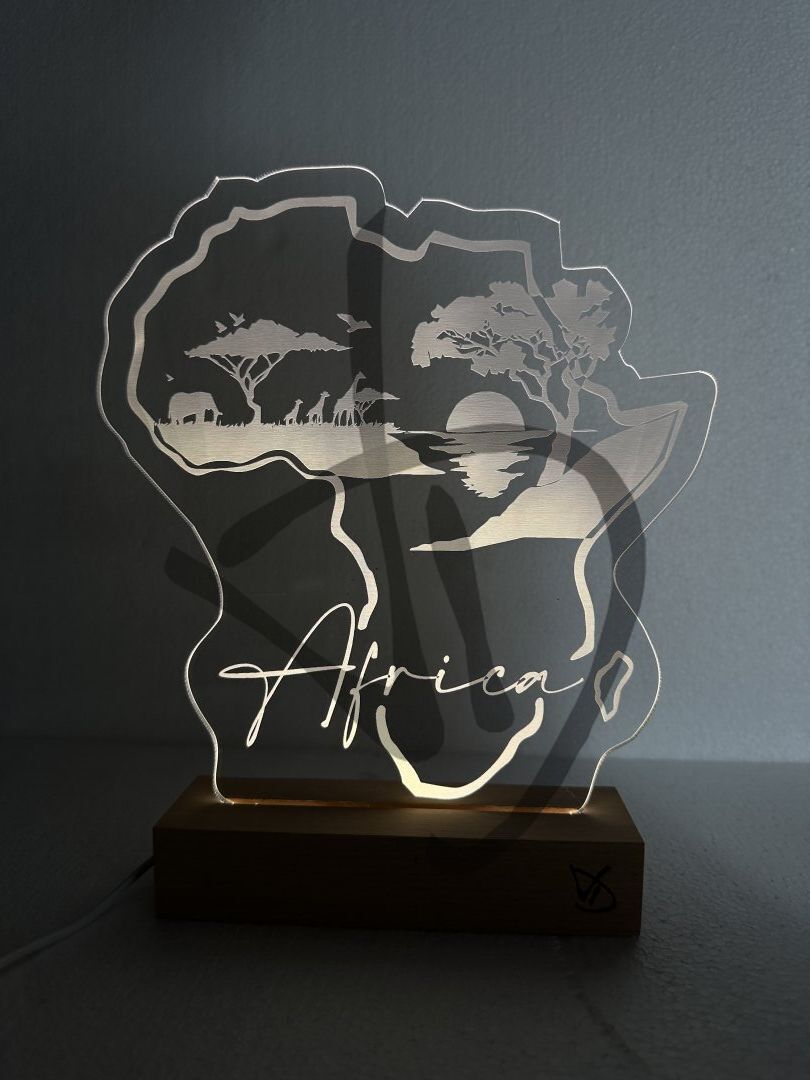 Lampade in acrilico plexiglass decorato con grafica africa con piedistallo in legno - Lampade in acrilico plexiglass decorato con piedistallo in legno personalizzato