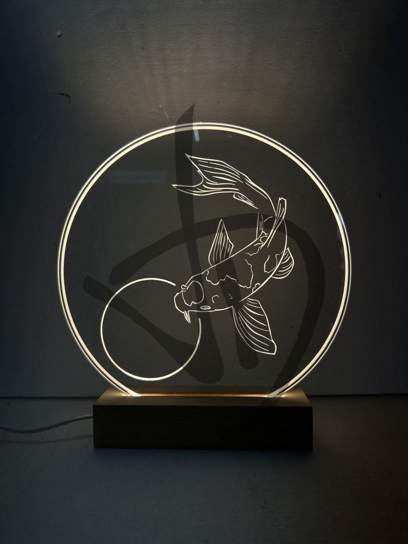 Lampade in acrilico plexiglass decorato con grafica carpa con piedistallo in legno - Lampade in acrilico plexiglass decorato con piedistallo in legno personalizzato