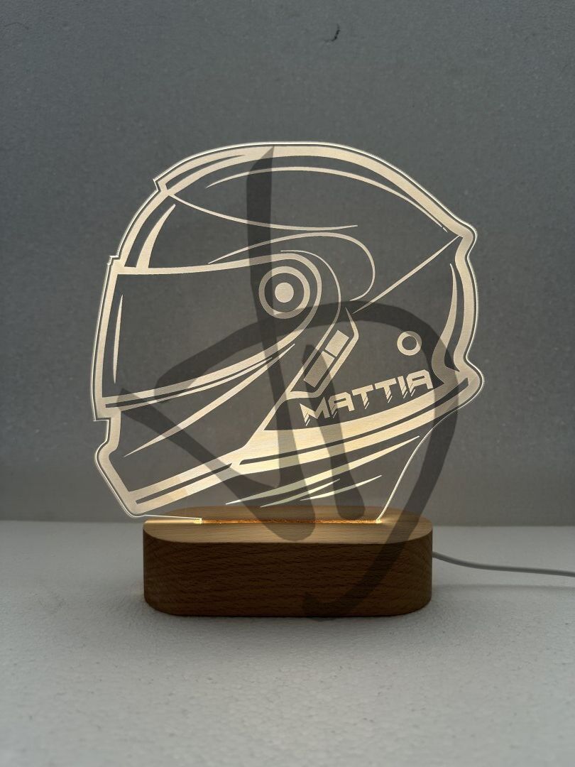 Lampade in acrilico plexiglass decorato con grafica casco moto e nome con piedistallo in legno - Lampade in acrilico plexiglass decorato con piedistallo in legno personalizzato
