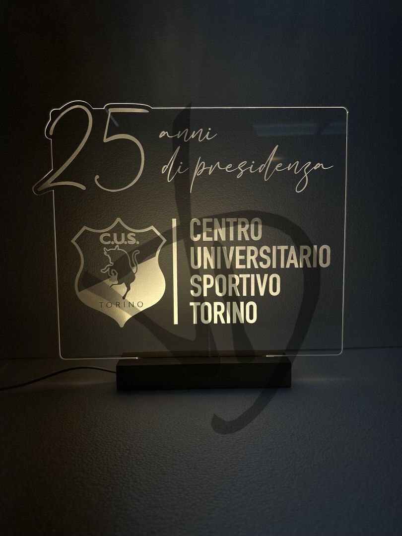 Lampade in acrilico plexiglass decorato con grafica con piedistallo in legno - Lampade in acrilico plexiglass decorato con piedistallo in legno personalizzato