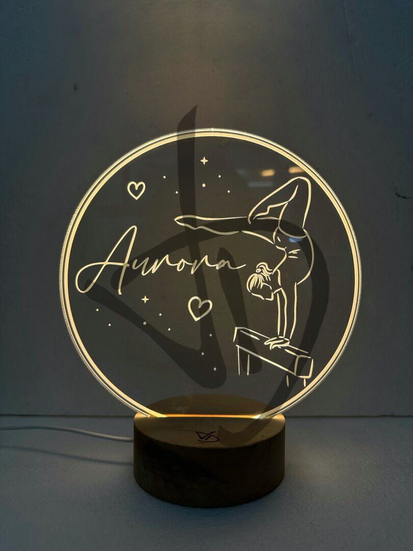 Lampade in acrilico plexiglass decorato con grafica ginnastica artistica con piedistallo in legno - Lampade in acrilico plexiglass decorato con piedistallo in legno personalizzato