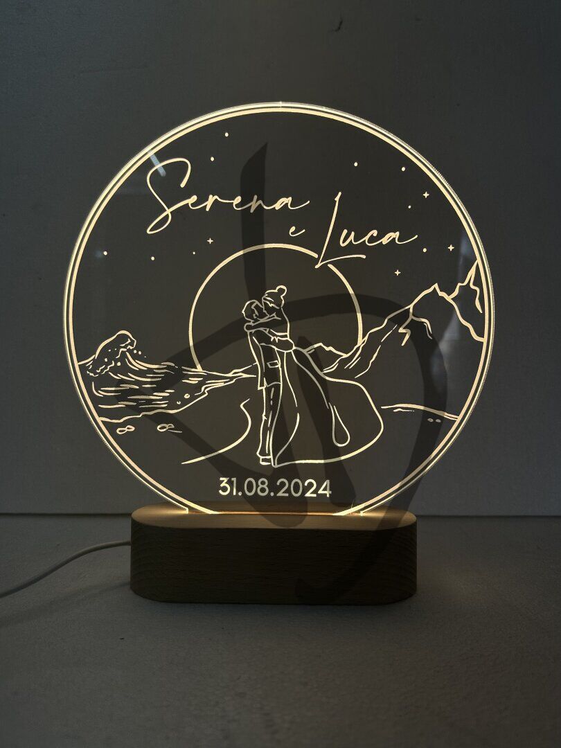 Lampade in acrilico plexiglass decorato con grafica romantica per matrimonio con piedistallo in legno - Lampade in acrilico plexiglass decorato con piedistallo in legno personalizzato