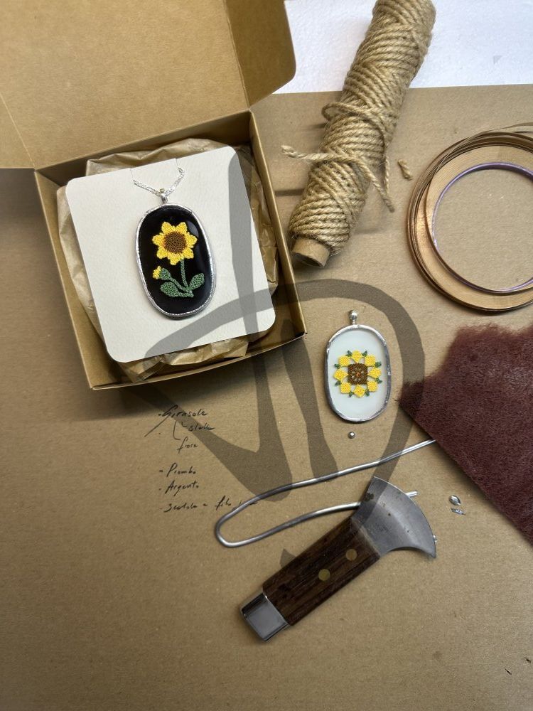 Ciondoli in vetro con fiore inserto in puncetto valsesiano fatto a mano - 3 - 2 - Ciondoli vetro e puncetto