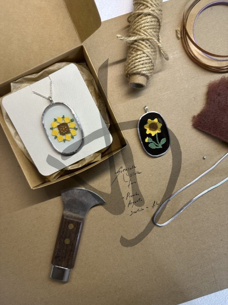 Ciondoli in vetro con fiore inserto in puncetto valsesiano fatto a mano - 3 - 3 - Ciondoli vetro e puncetto