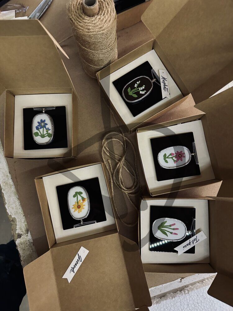 Ciondoli in vetro con fiore inserto in puncetto valsesiano fatto a mano - 3 - 4 - Ciondoli vetro e puncetto