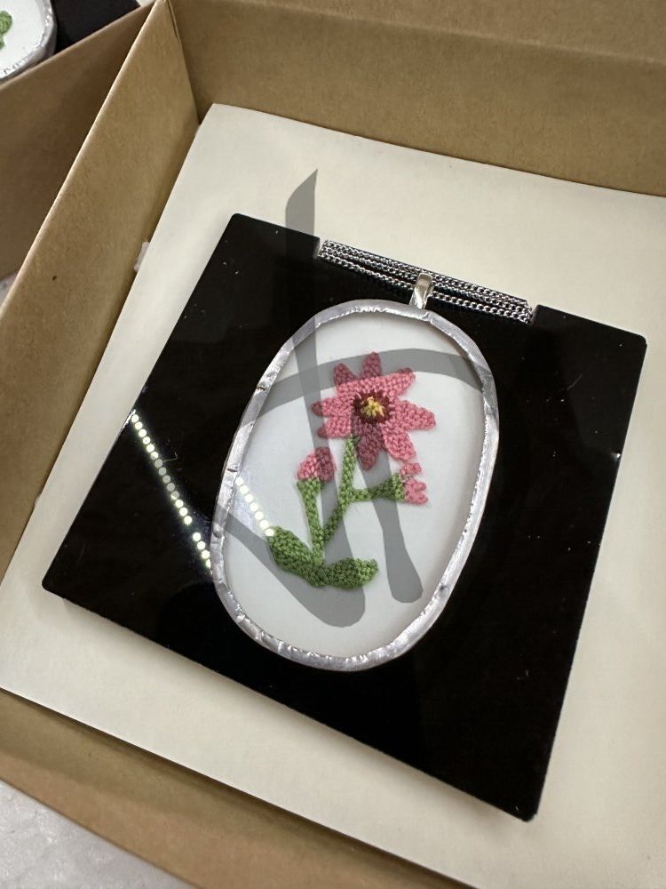 Ciondoli in vetro con fiore inserto in puncetto valsesiano fatto a mano - 3 - 6 - Ciondoli vetro e puncetto