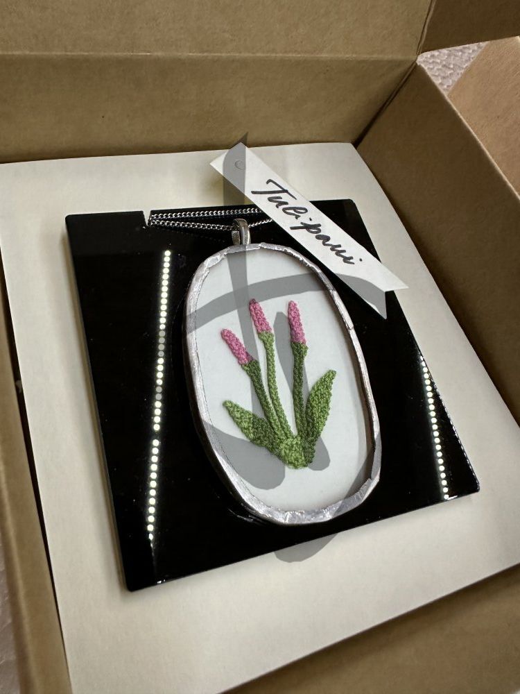 Ciondoli in vetro con fiore inserto in puncetto valsesiano fatto a mano - 3 - 7 - Ciondoli vetro e puncetto