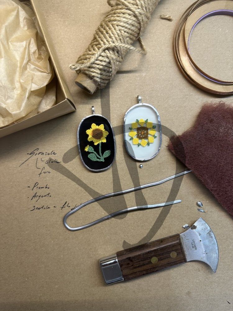 Ciondoli in vetro con fiore inserto in puncetto valsesiano fatto a mano - 3 - Ciondoli vetro e puncetto