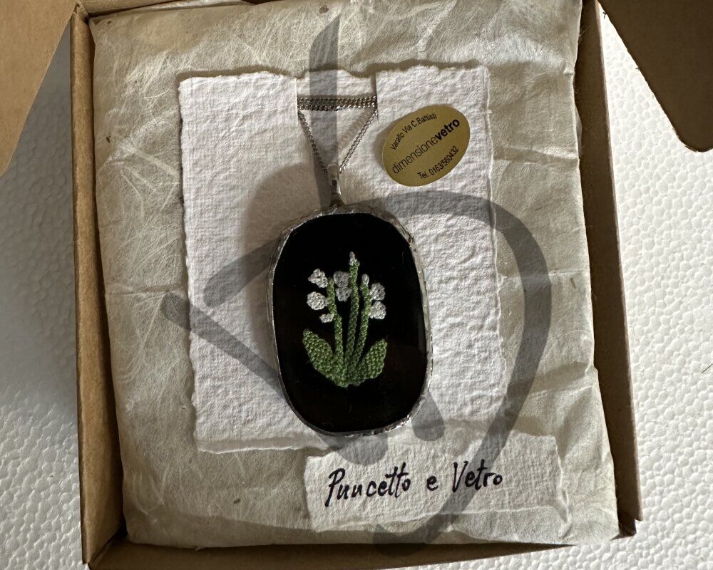 Ciondoli in vetro con inserto in puncetto valsesiano fatto a mano - 2 - Ciondoli vetro e puncetto