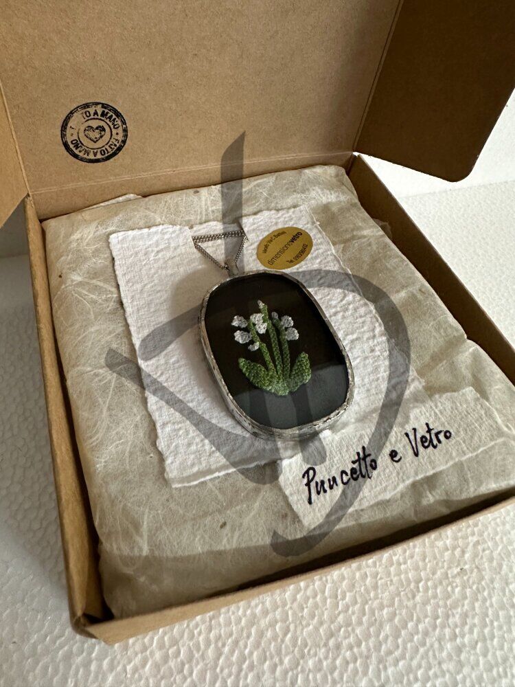 Ciondoli in vetro con inserto in puncetto valsesiano fatto a mano - Ciondoli vetro e puncetto