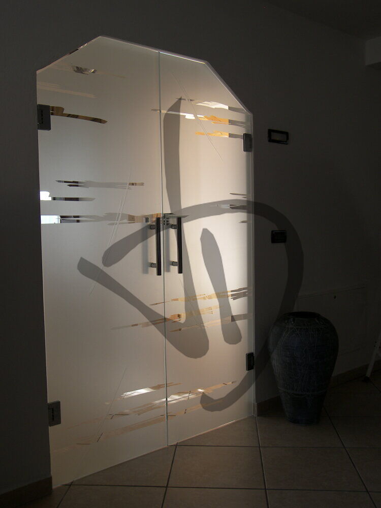 Porta in vetro saloon su misura satinata con decoro astratto a due ante - Porte saloon