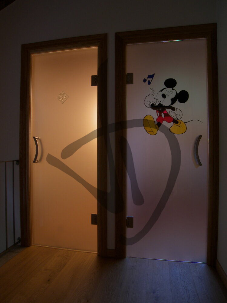 Porta in vetro saloon su misura satinata con decoro  - Porte saloon