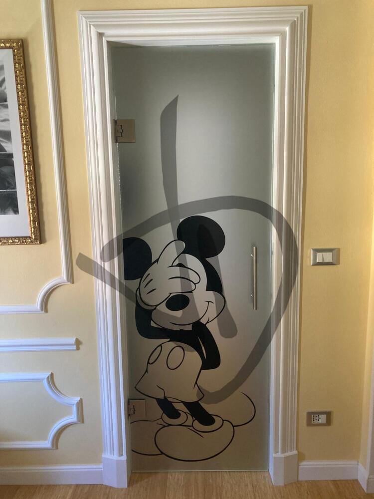 Porta in vetro saloon su misura satinata con decoro topolino per bagno - Porte saloon
