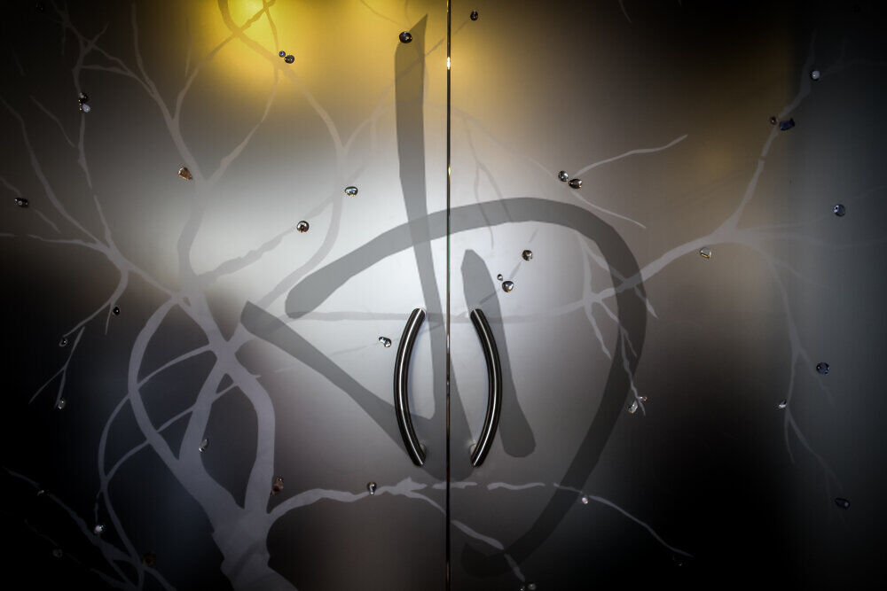 Porta in vetro scorrevole su misura a due ante satinate con decoro albero 1 - Porte saloon