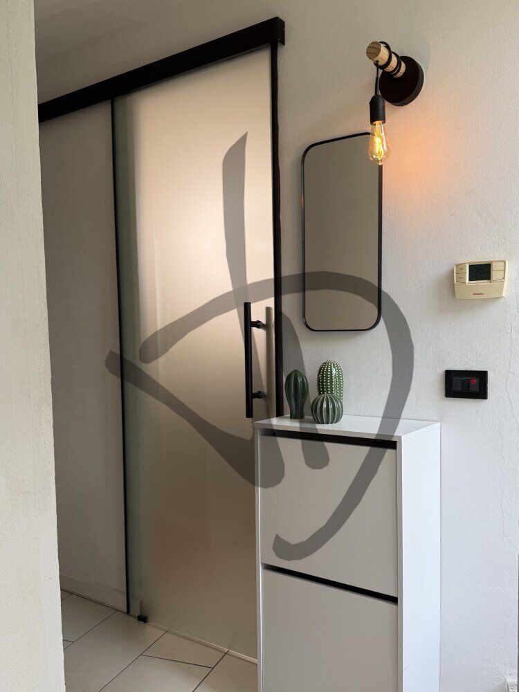 Porta in vetro satinato su misura con profili neri 1 - Porte scorrevoli