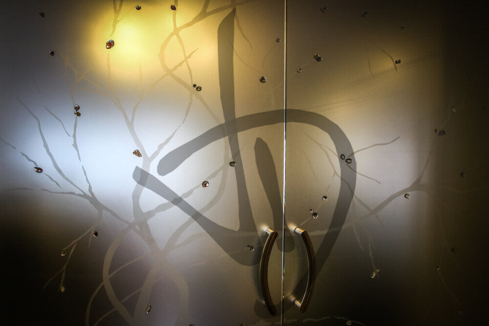 Porta in vetro scorrevole su misura a due ante satinate con decoro albero - Porte scorrevoli