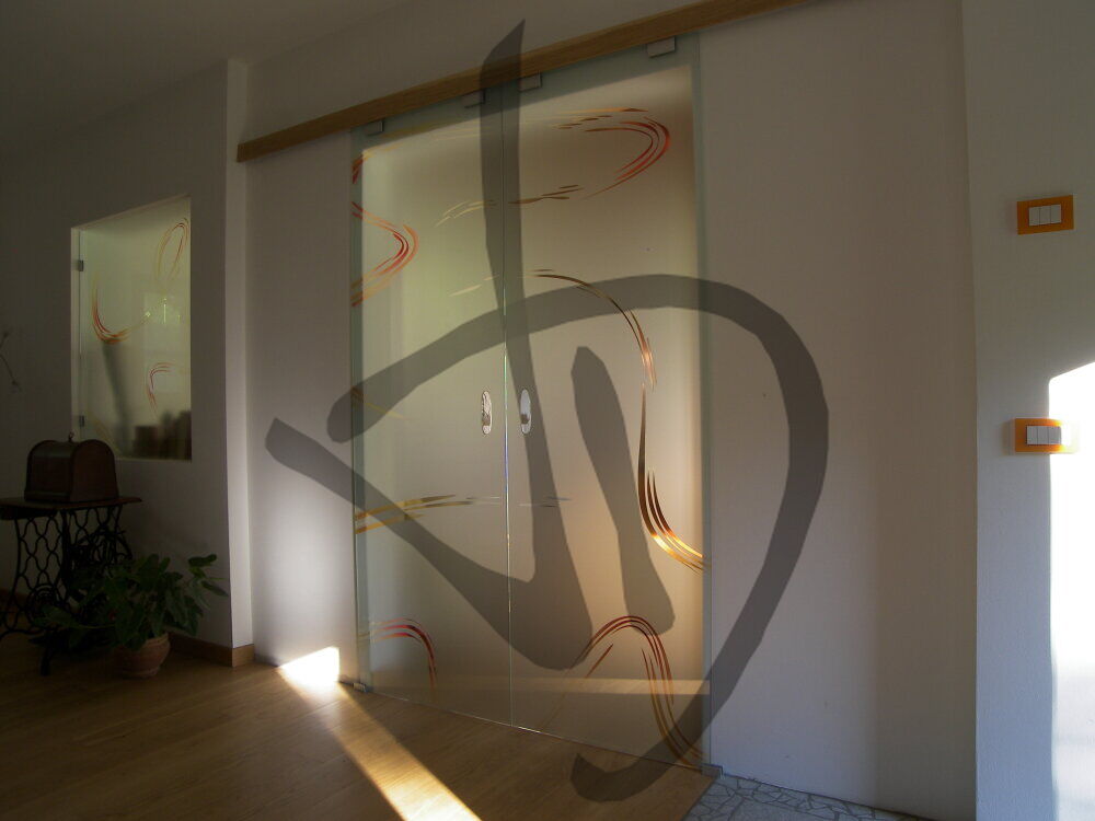 Porta in vetro scorrevole su misura a due ante satinate con decoro astratto - Porte scorrevoli