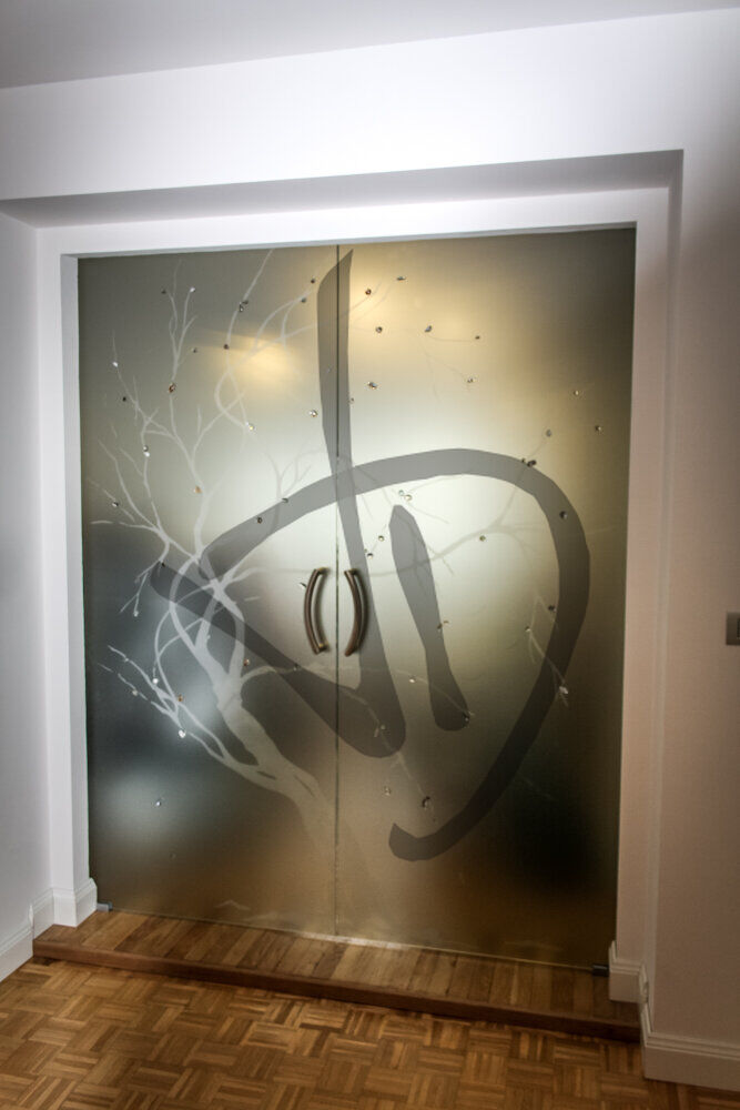 Porta in vetro scorrevole su misura a due ante satinate con decoro - Porte scorrevoli