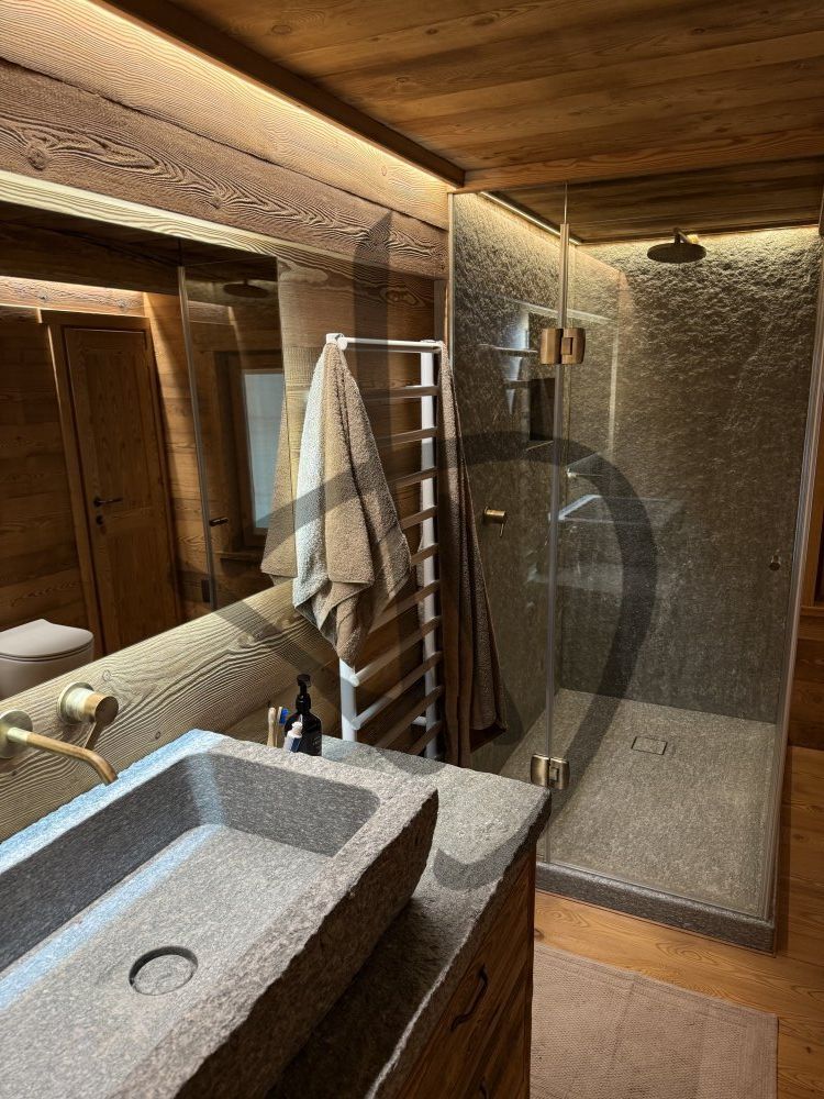 Prodotti su misura - Box doccia in vetro - Angolare - Box doccia angolare su misura ambiente casa di montagna legno 2