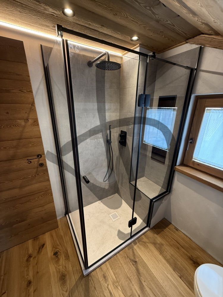 Prodotti su misura - Box doccia in vetro - Angolare - Box doccia angolare su misura con finiture nere ambiente moderno 3