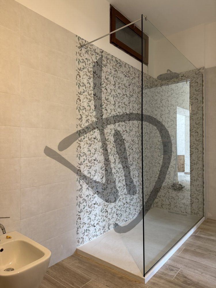 Prodotti su misura - Box doccia in vetro - Fisso - Vetro Fisso doccia con barra stabilizzatrice